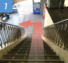 水島駅のホーム階段を降りて左手へ
