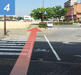 駅前の横断歩道を渡りまっすぐお進みください